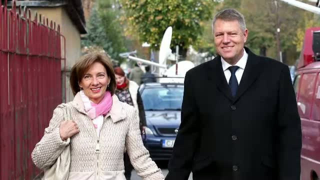 Klaus Iohannis, alături de soția sa, prezent la slujba de Florii la Sibiu. Mesajul transmis de fostul șef al statului