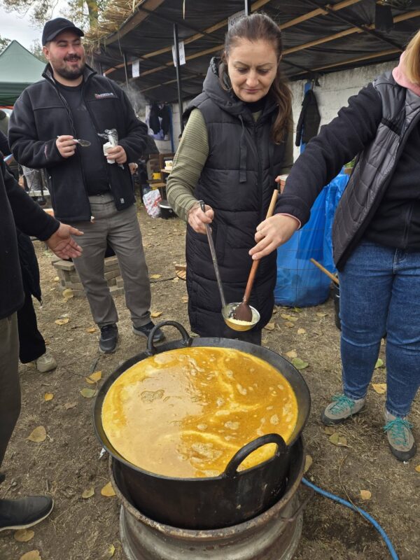 Gătaia a mirosit a ceaun și a tradiție: concursul de gătit a adunat comunitatea la un loc