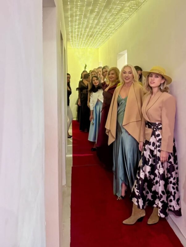Eli Lăslean a lansat la Timișoara colecția „Blooming”, o celebrare a eleganței și a frumuseții fără vârstă