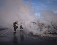 Autoutilitară cuprinsă de flăcări pe A1, în parcarea unei benzinării. Intervenție rapidă a pompierilor timișeni