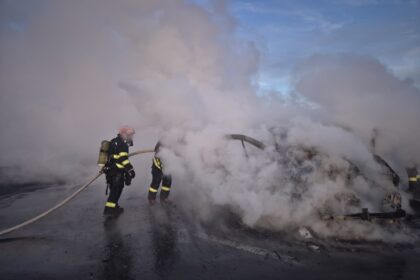 Autoutilitară cuprinsă de flăcări pe A1, în parcarea unei benzinării. Intervenție rapidă a pompierilor timișeni