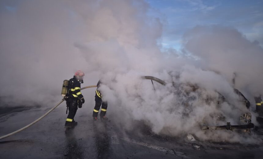 Autoutilitară cuprinsă de flăcări pe A1, în parcarea unei benzinării. Intervenție rapidă a pompierilor timișeni