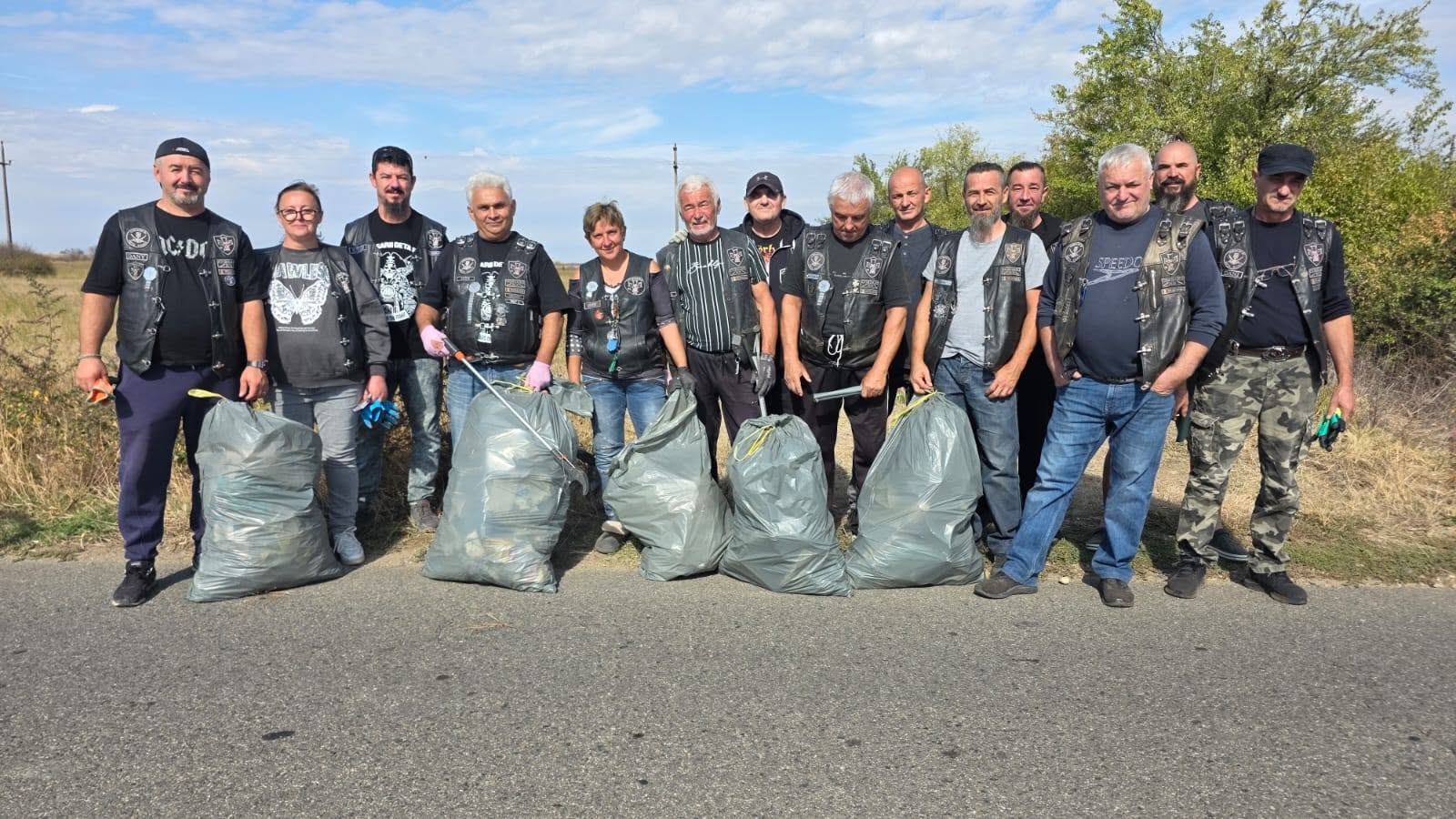 Motocicliștii de la Corsarii Deta au ecologizat drumul dintre Deta și Opatița: „Resturile sunt din ce în ce mai puține”